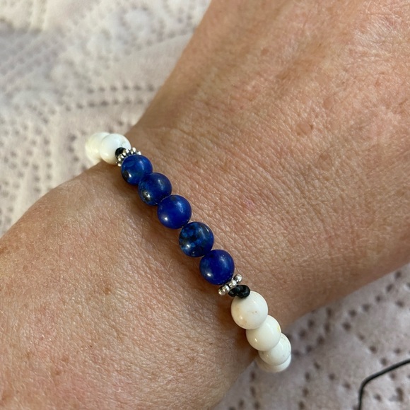 Adjustable howlite and lapis bracelet - Picture 2 of 6